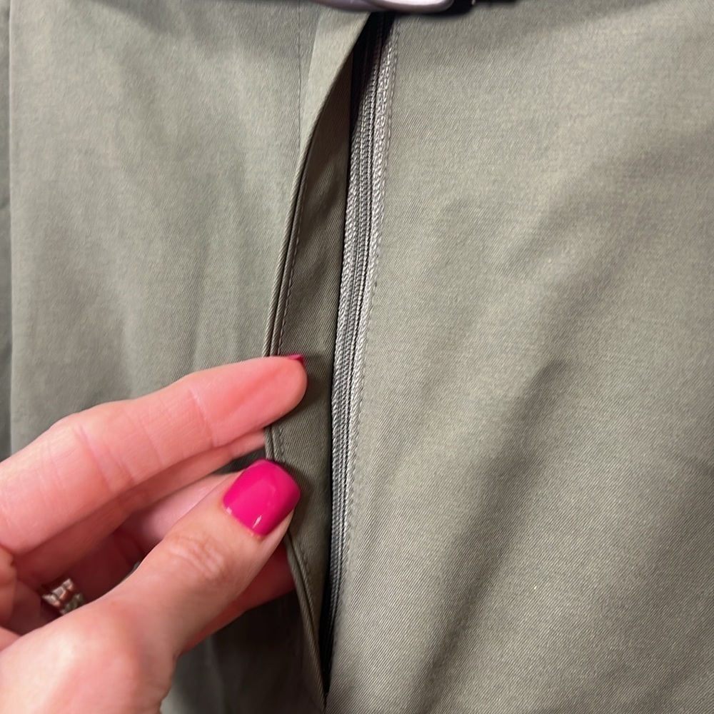 Elizabeth and James || NWT|| High Waisted Pleated Belted Shorts - Picture 11 of 16